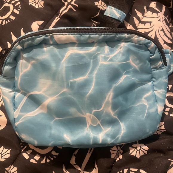 BAGGU Handbags - BAGGU Pool Puffy Fanny EUC